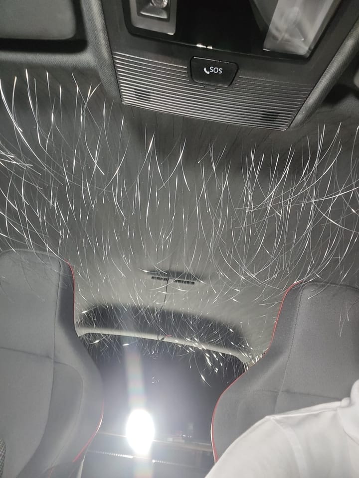 Eingebauter Dachhimmel mit durchgesteckten, noch nicht abgesetzten Glasfasern, darunter die Karositze eines Golf 8 GTI.